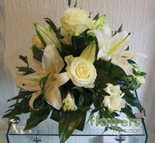 Posy arrangement classic white